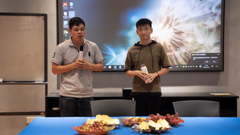 他是卡百利設(shè)計師，如今將前往大學(xué)繼續(xù)學(xué)習(xí)深造！